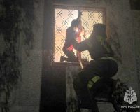 застрял в окне