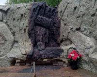 Малолетние вандала подожгли венки у мемориала.