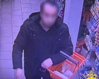 Воришка забирал из магазинов шоколад.