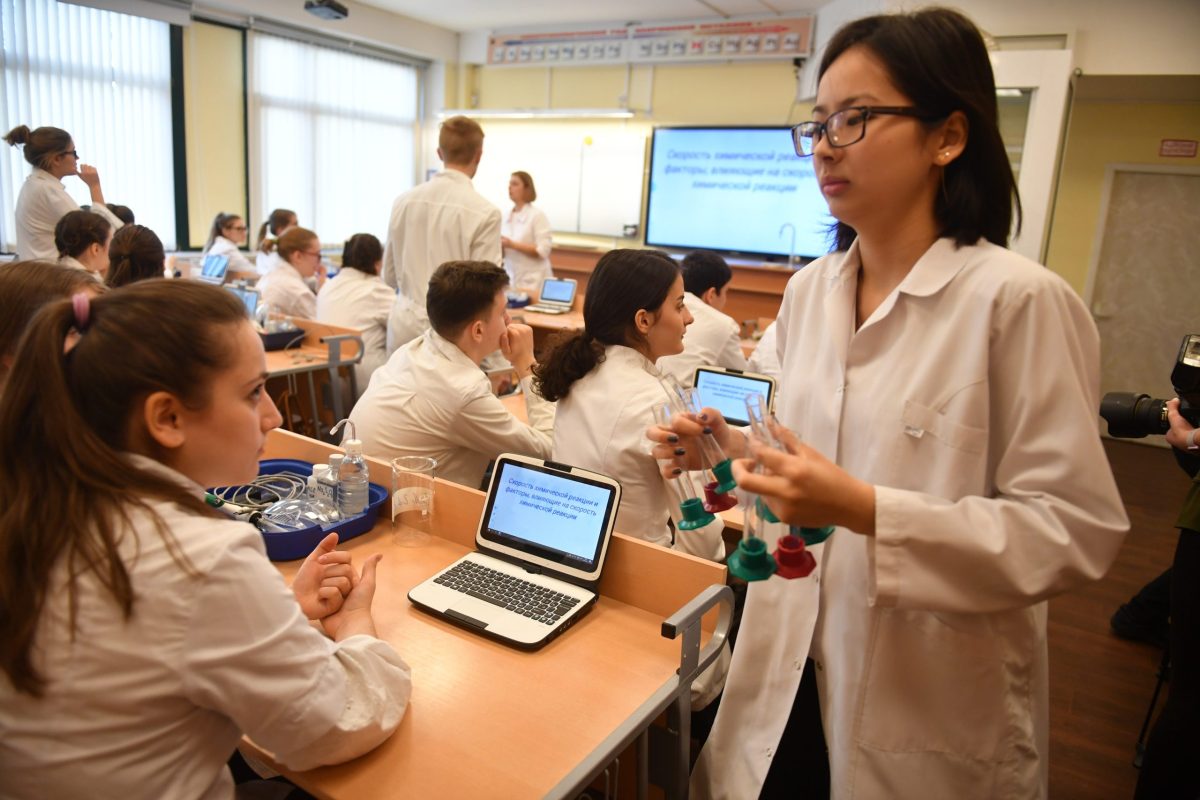 Учитель в школе