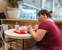 кафе, клинет принимает пищу