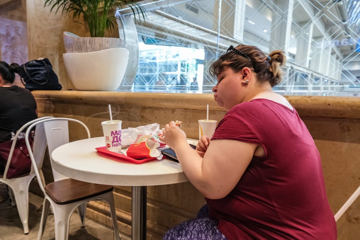 кафе, клинет принимает пищу