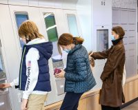 люди совершают операции у банкомата