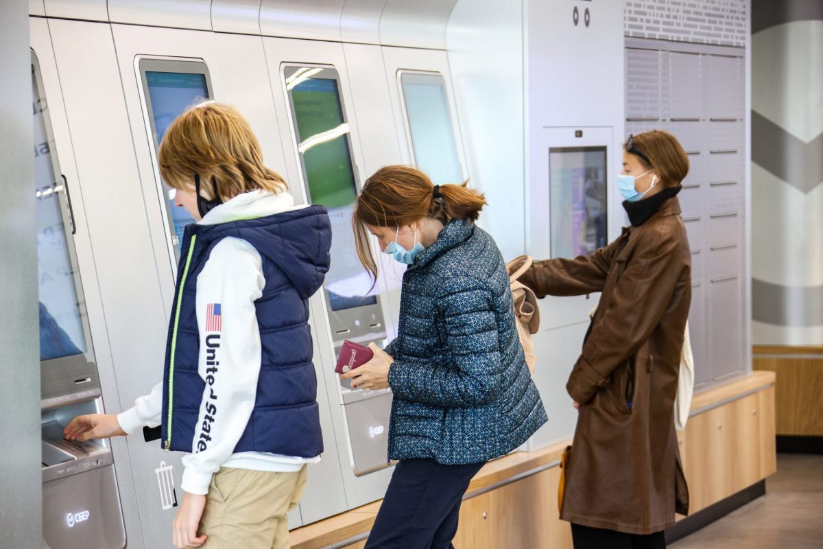 люди совершают операции у банкомата