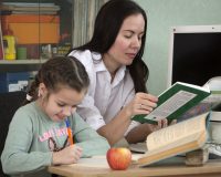 ученик делает домашнее задание