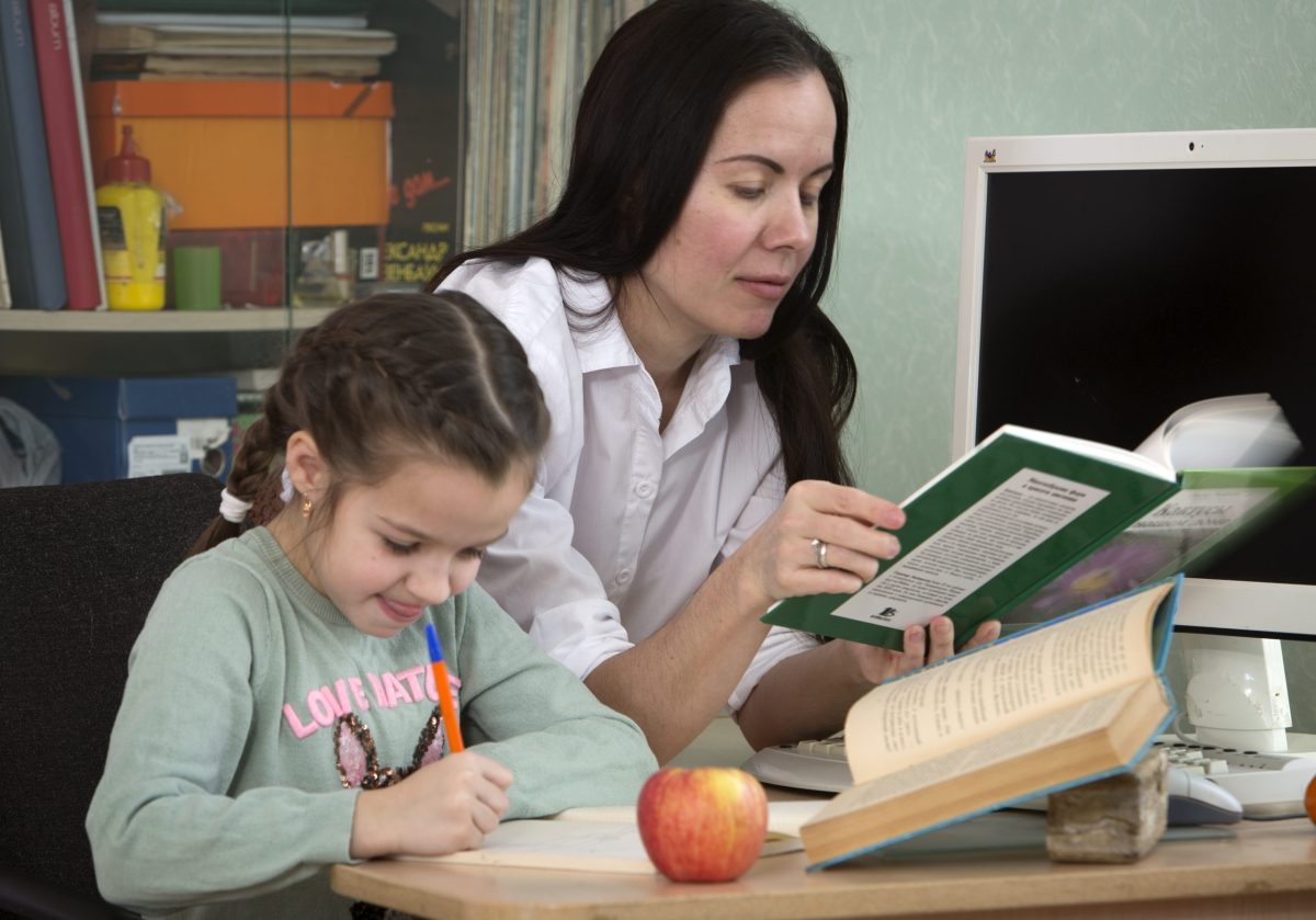 ученик делает домашнее задание