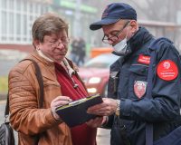 полицейский выписывает штраф