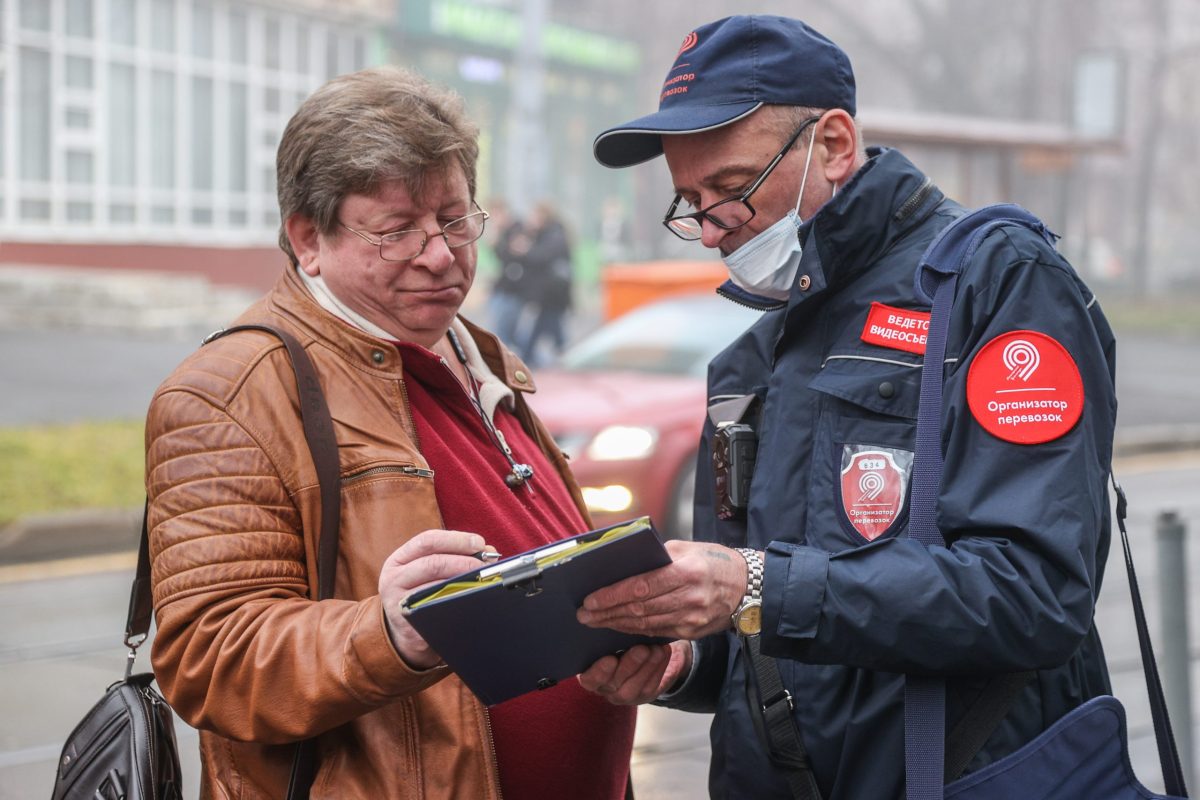 полицейский выписывает штраф