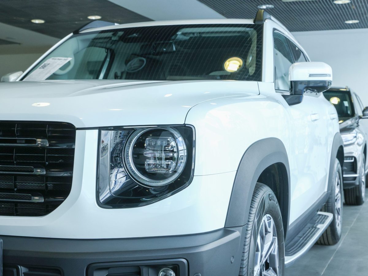 автомобиль белого цвета