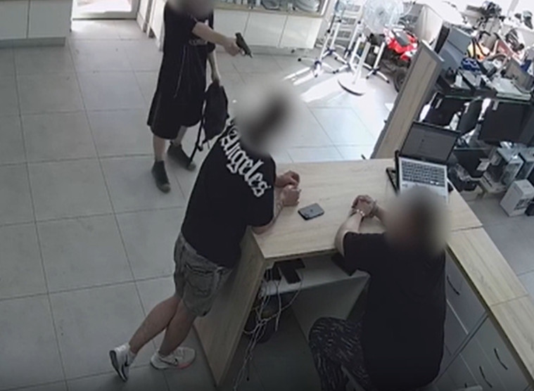 нападение с пистолетом