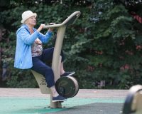 пожилая женщина на тренажерах