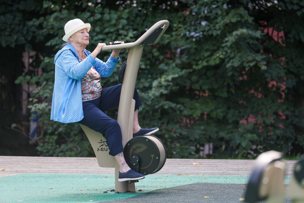 пожилая женщина на тренажерах