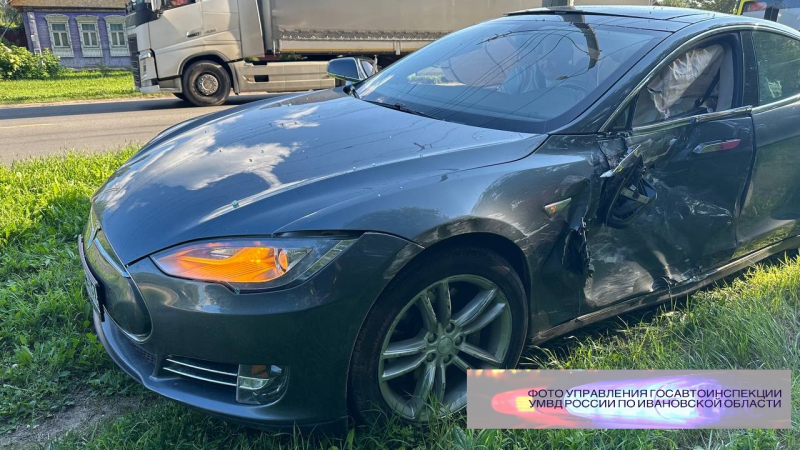 В Иванове Форд Куга столкнулся с Теслой при развороте: пострадал 5-летний ребенок