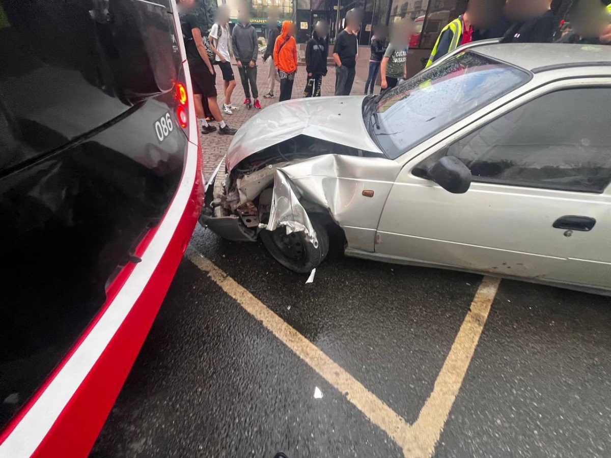 подросток врезался в троллейбус