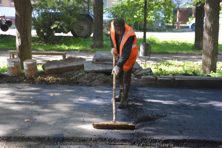 Завершается ремонт асфальта на улице Садовой