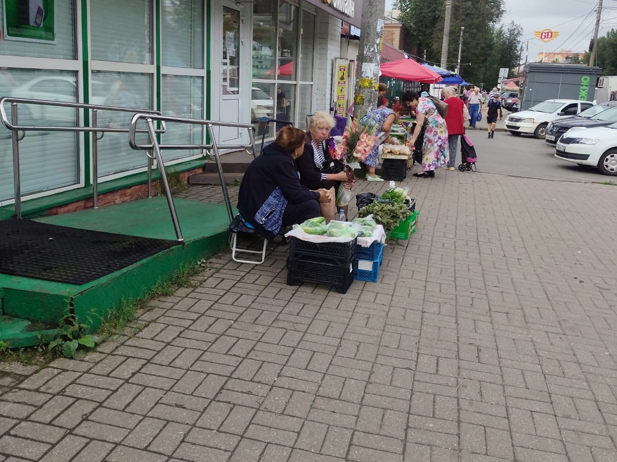 В Ярославле за торговлю оштрафовали бабушек.