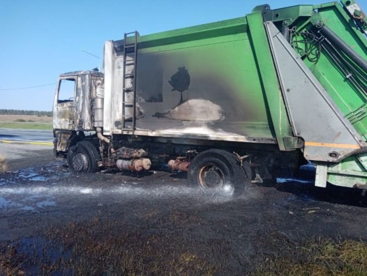 три человека выпрыгнули из горящего грузовика