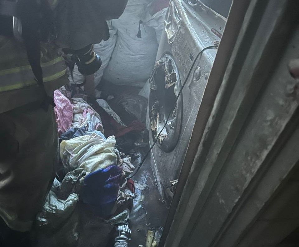 В Новгороде мужчина сжёг машину бывшей жены, а потом подпалил дверь квартиры, в которой она находилась