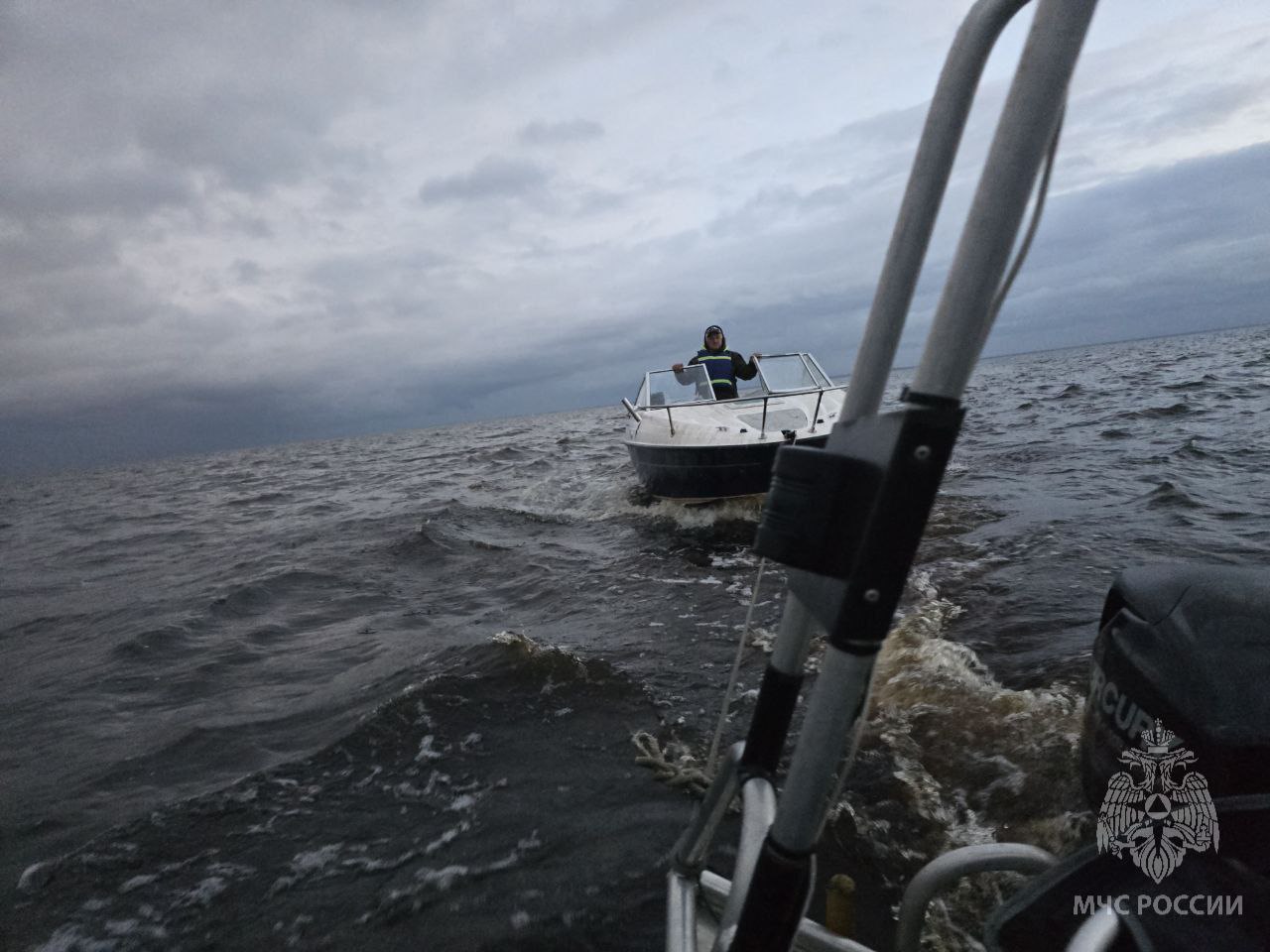 На озере Ильмень терпела бедствие моторная лодка