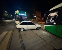 пьяный залетел под трамвай