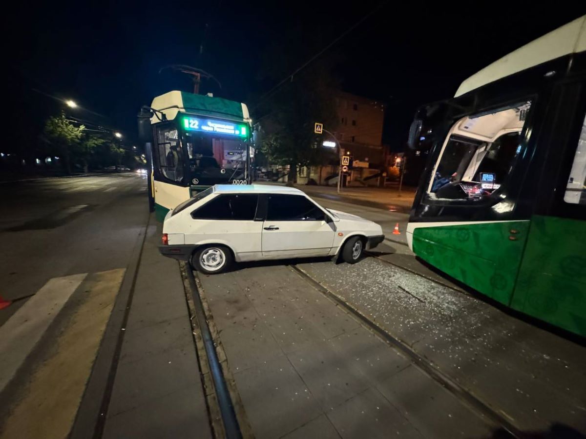 пьяный залетел под трамвай