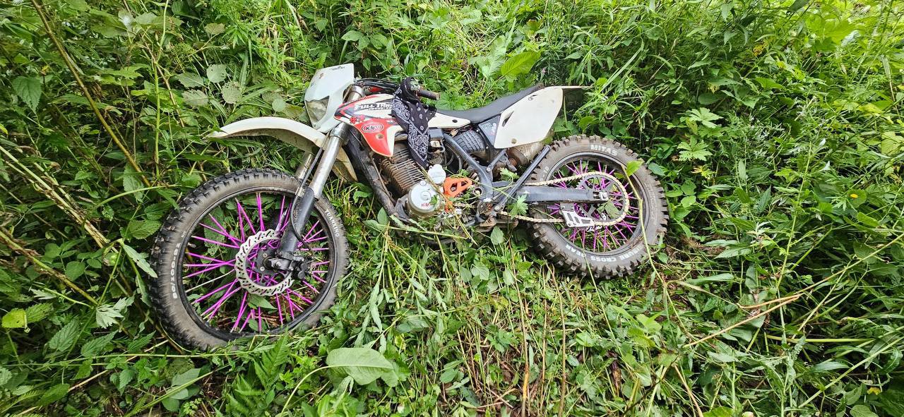 В Новгородской области девочка на питбайке улетела в кювет, её пассажир скончался