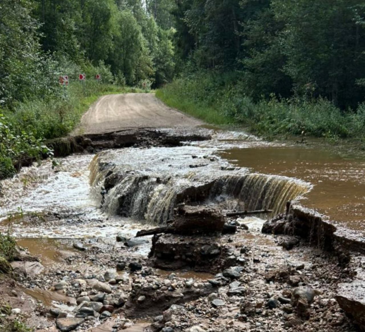В Новгородской области обвалилась автомобильная дорога