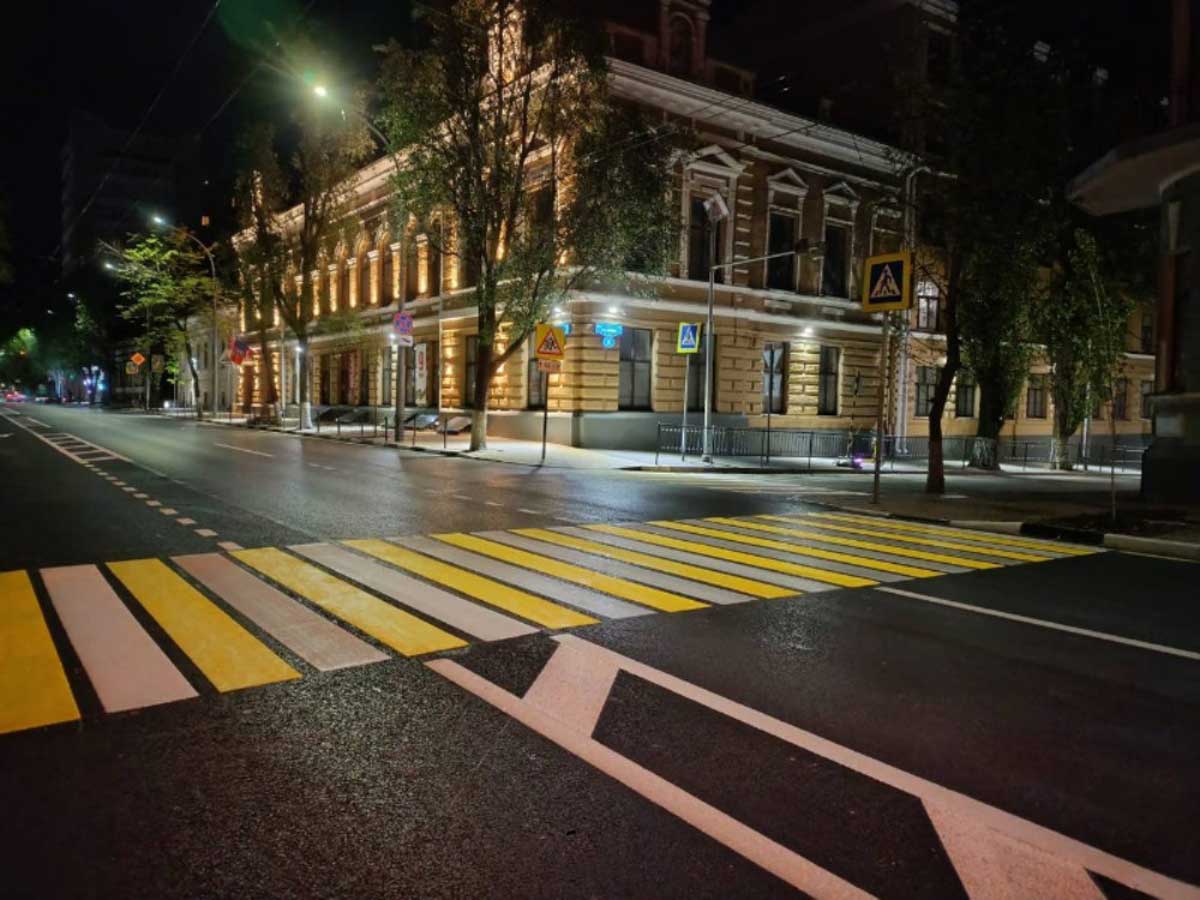 В Ростове обновят дорожную разметку на 327 пешеходных переходах вблизи школ