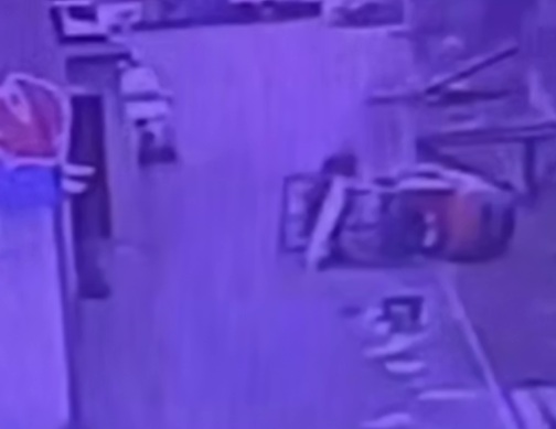 погрузчик упал