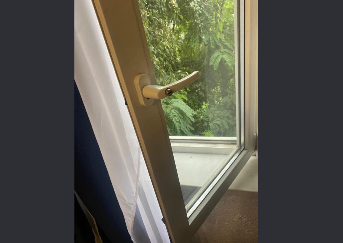 В Тамбове двухлетняя девочка выпала из окна третьего этажа и разбилась