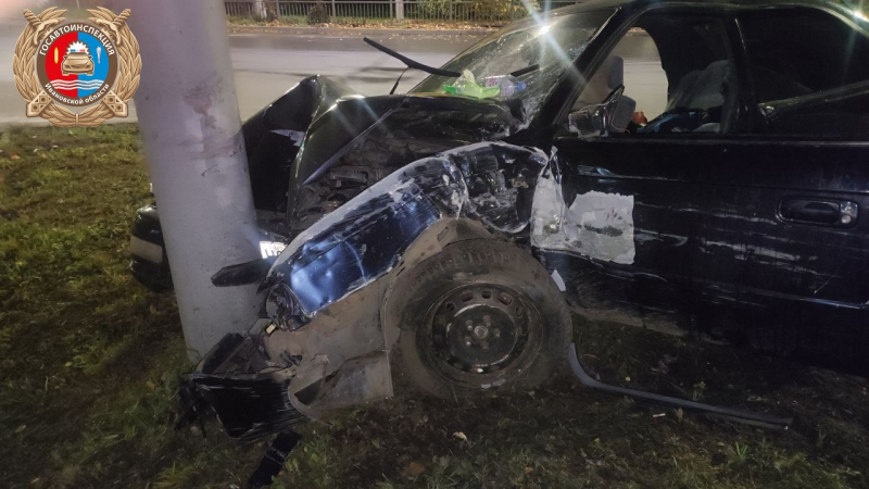 В Иванове у автовокзала лихач без прав на иномарке влетел во флагшток