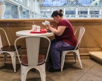 женщина в кафе