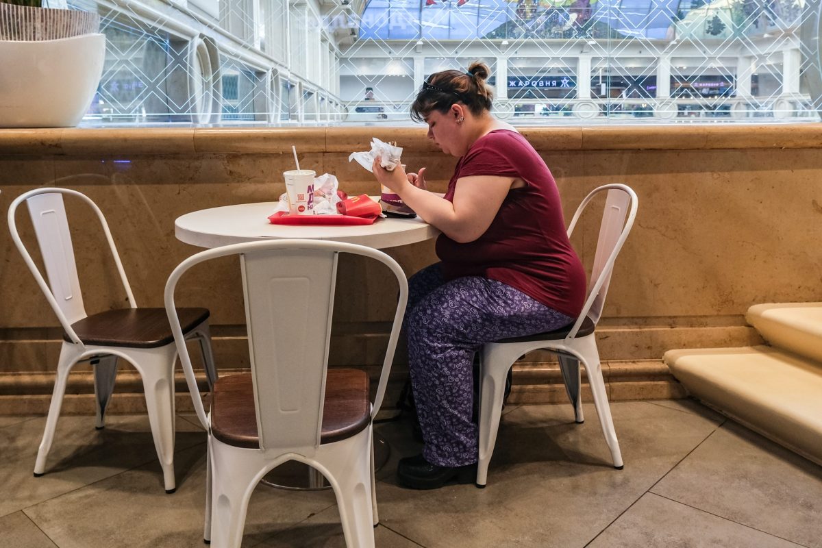 женщина в кафе