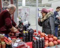 пожилой мужчина продает мед