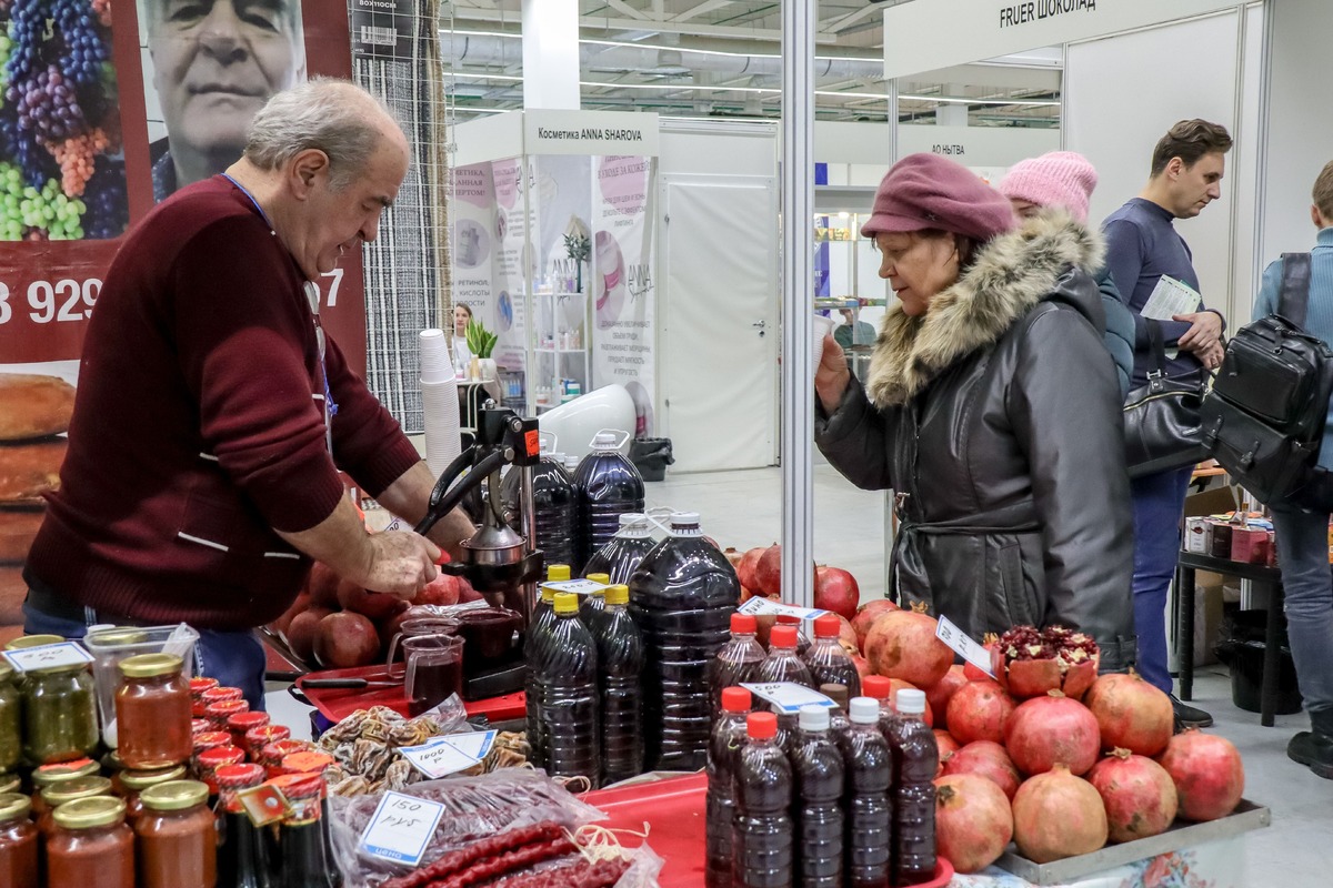 пожилой мужчина продает мед