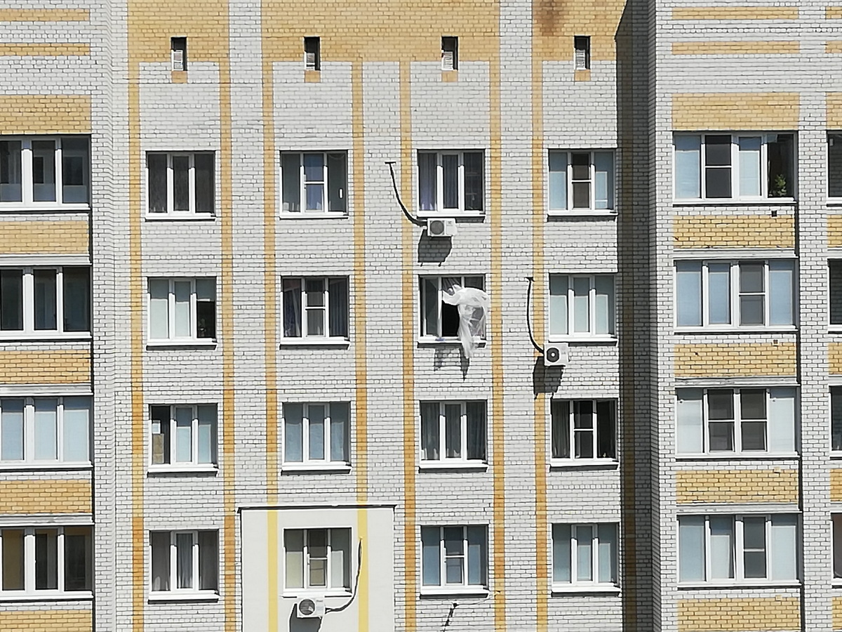 окно многоэтажка