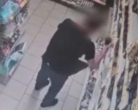 вор в магазине