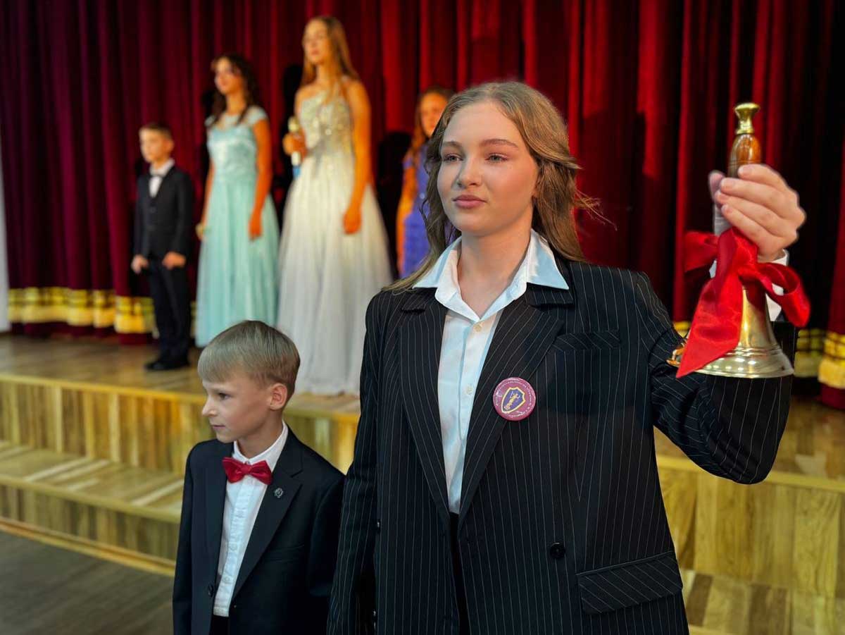 Традиционно 1 сентября в школах Железнодорожного района донской столицы проводятся торжественные линейки, посвящённые Дню Знаний.