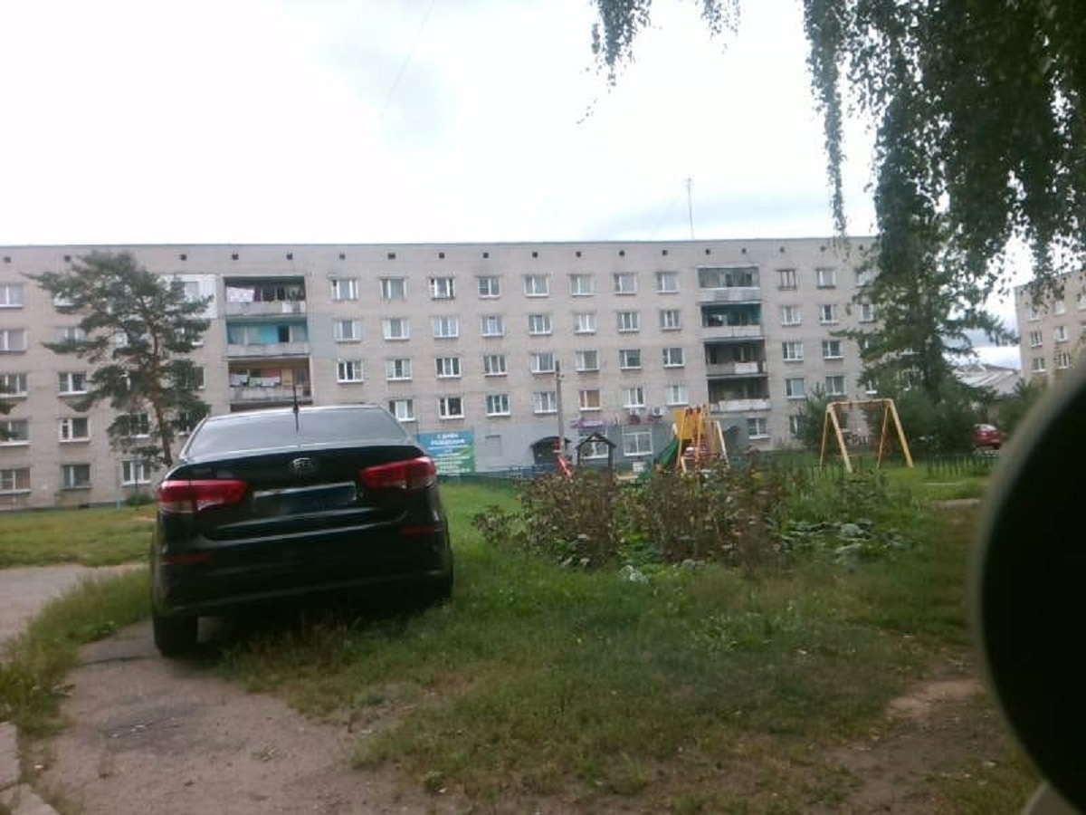 Жителей центральных районов Ярославля оштрафовали за парковку на газонах.