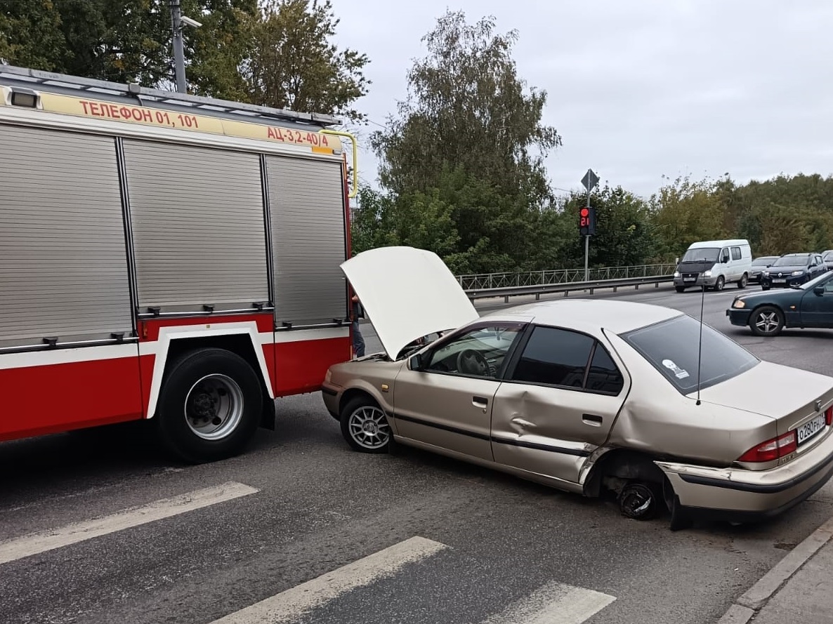 В Туле на Рязанском шоссе пожарная машина протаранила легковушку