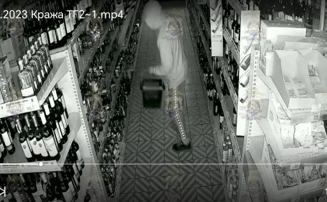 Новгородец получил срок за кражи из магазинов и повреждение автобусной остановки