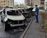 Пять машин полностью сгорели и две были повреждены из-за поджога.