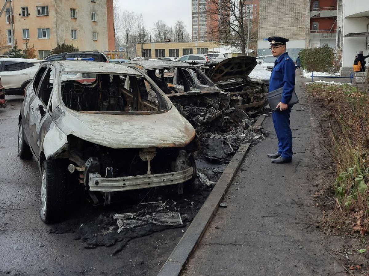 Пять машин полностью сгорели и две были повреждены из-за поджога.