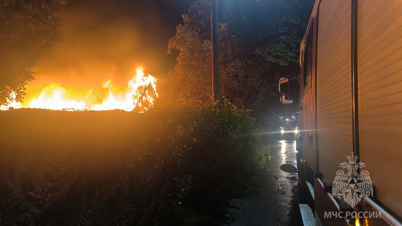 В Великом Новгороде дотла сгорел жилой дом
