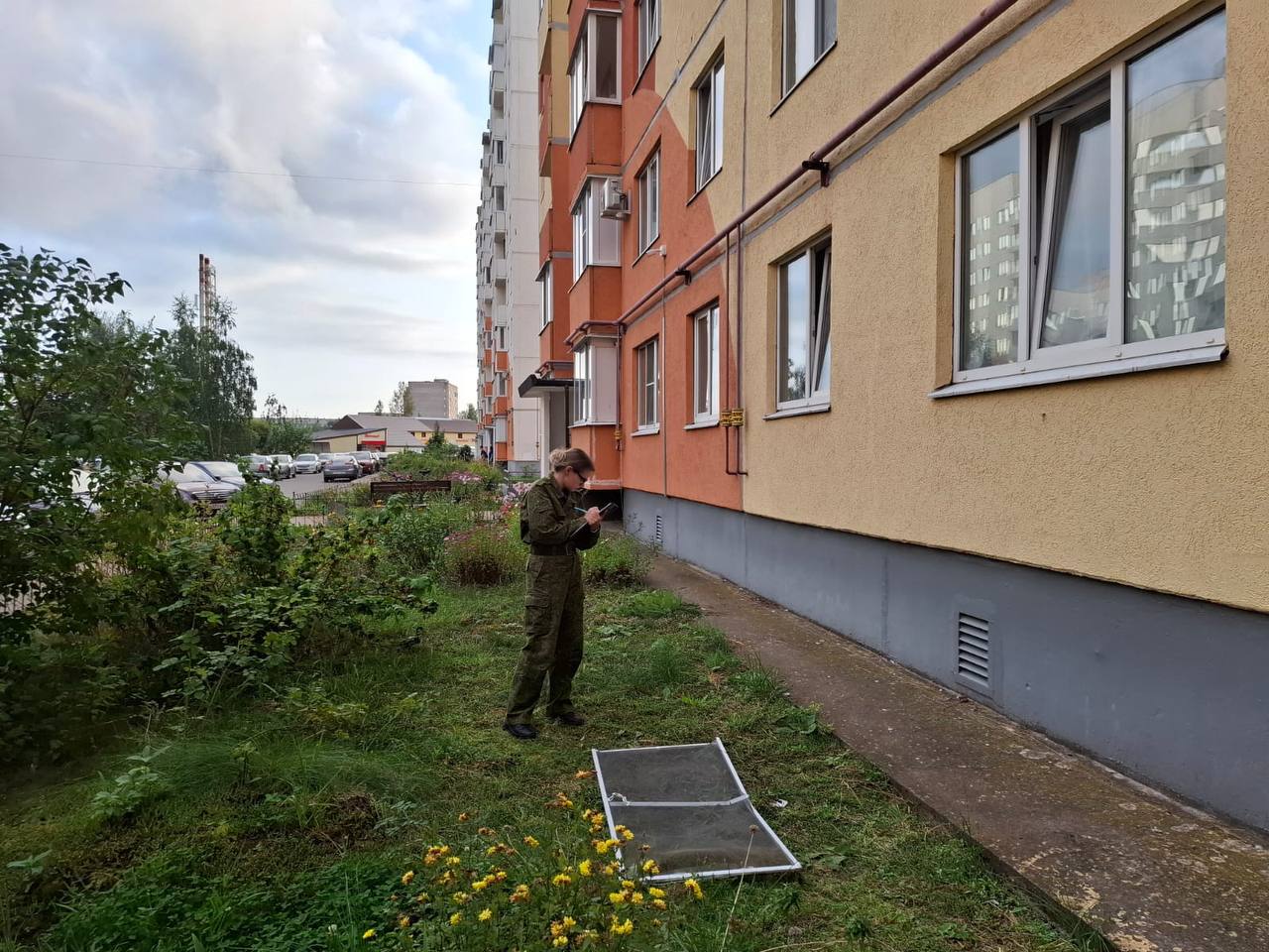 Двухлетний ребёнок выпал с третьего этажа новгородского дома