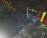 В Ярославле дти жгли матрас на игровой площадке.