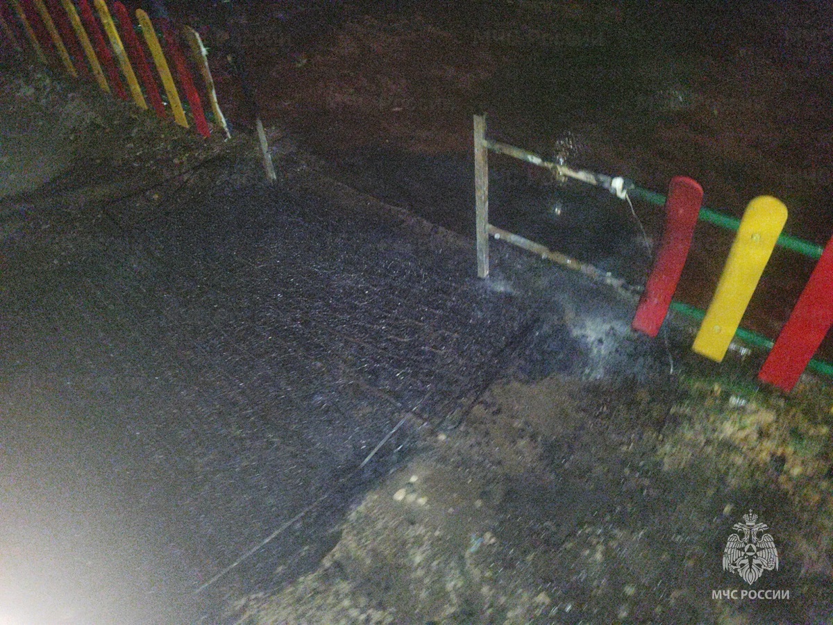 В Ярославле дти жгли матрас на игровой площадке.