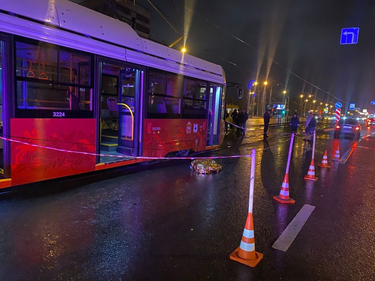 трамвай переехал насмерть