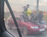 возил на капоте