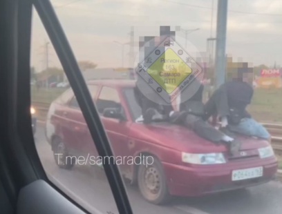 возил на капоте